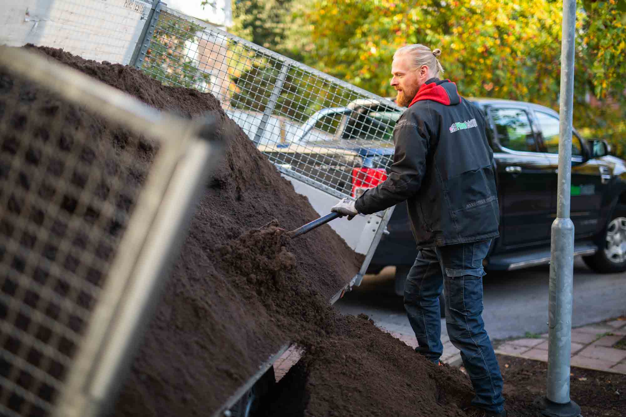 PihanTekijä Ossi purkaa multakuormaa